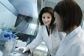 Analista y técnico de AINIA Centro Tecnológico trabajando en el laboratorio de bioensayos en la detección de biofilms. Seguridad Alimentaria