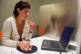 Una mujer, haciendo un test de producto en el centro de estudios del consumidor de AINIA, Consumolab