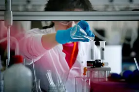 Una analista, trabajando en el laboratorio de química de AINIA Centro Tecnológico. Seguridad Alimentaria